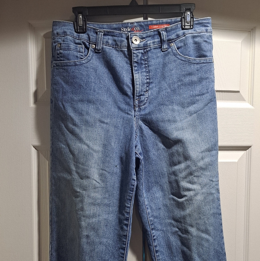 Womens size 8, Denim blue jean Capri by STYLE & CO. JEANS